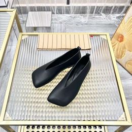 2024 Niche Nieuwe Franse Dark Handmade Instagram Single Shoes for Women High-End Feel, met een luie en zachte voorhuid