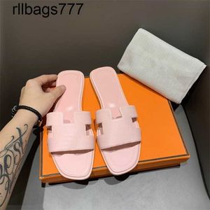 2024 ORAN Fashion Top Slipper Beach Classic Flat femme Summer Lady Cartoon Big Head Sandals Hôtel en cuir Bath Femme Chaussures Grands Taille 35-42