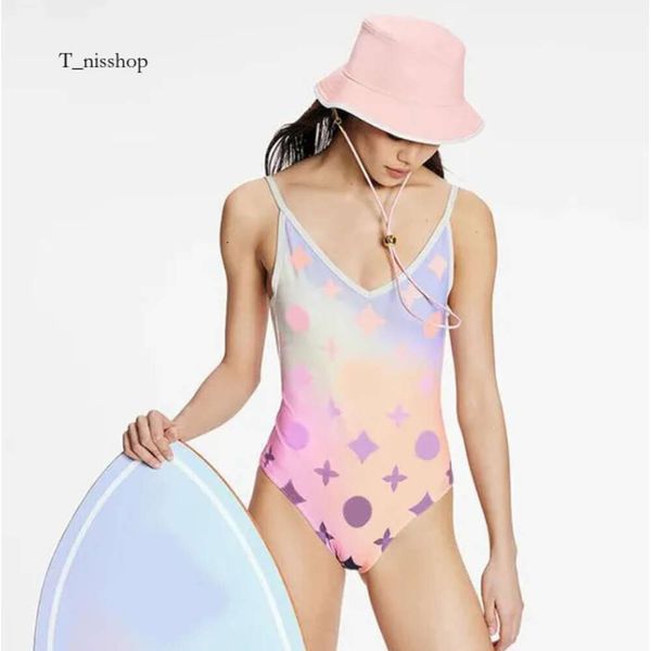 2024 Brand Original Design Nouveau maillot de bain féminin de haute qualité Europe et The United States Hot Print v Sexy Beach Bikini 627