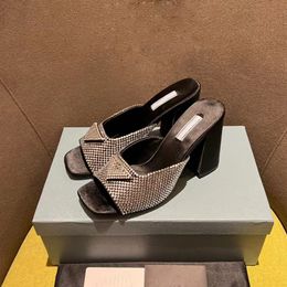 2024 Otros zapatos Zapatillas de cristal Mulas Diapositivas para mujer Tacones altos Zapatos Rhinestone Real Silk95mm Chunky Block Slip-On Open Toe Diseñadores de lujo Estilo de la calle