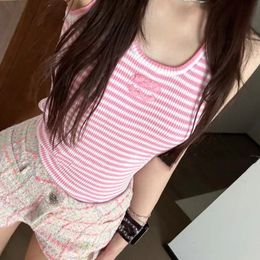 2024 Paris Designer CC Lettres Pink and White Striped Trined Trined Camisole Woman avec une nouvelle veste courte sans manches de haute qualité d'été avec manches courtes pour femmes