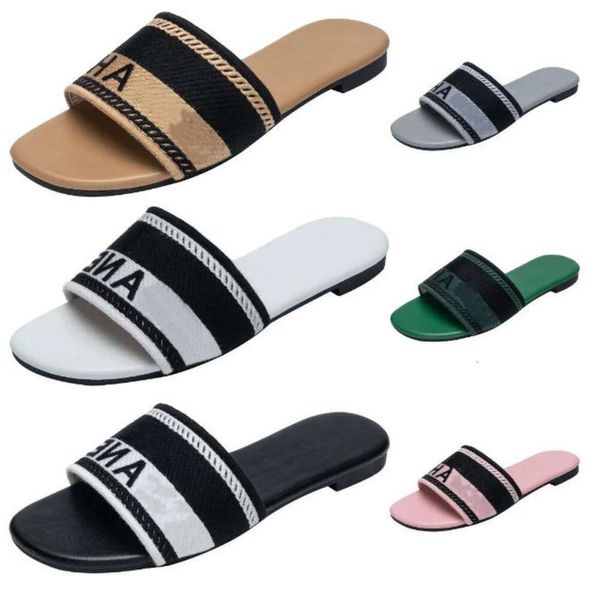 2024 Paris Broidered Dazzle Designer Slippers Sandals Females Summer Beach Stripes Casual Flat Sliders Femme Flip Flip Flops Brodery Chaussures traditionnelles 467