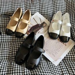 2024 Patent Cap Toe Mary Jane Designer sandalen voor dames beige zwarte ballet flats muilezels Parijs luxe klassieke tweekleurige lederen Ballerina dame schattige muilezels LOGO Slides NIEUW