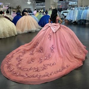 2024 Peach Quinceanera Robes Hors Épaule Dentelle Appliques Cristal Perles Robe De Bal Tulle Fait À La Main Fleurs Robe D'invité Soirée Robes De Bal Avec Arc