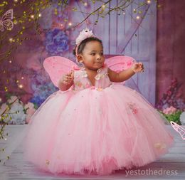 2024 Robes de fille de fleur rose robe de première communion col en V perles faites à la main fleurs à plusieurs niveaux en tulle princesse reine robe de fête d'anniversaire pour les petites filles mignonnes F109
