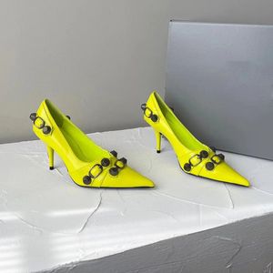 2024 Roze lamsvacht Pumps schoenen met stud gesp verfraaid Slip-on puntige neus stiletto modeshow Avondschoenen luxe ontwerpers schoen voor dames fabrieksschoeisel