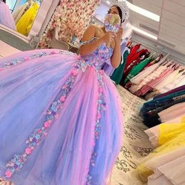 2024 Robes de quinceanera rose robe de bal sur l'épaule de la main colorée fleurs fleurs en cristal perles en tulle robe de fête gonflée bal robes de soirée sweeptrain 0513