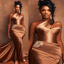 2024 Plus size prom -jurken voor zwarte vrouwen belspelen een schouderavondjurken Side Split Goled Rhinestones Verjaardagsfeestjurk tweede receptie jurk AM840