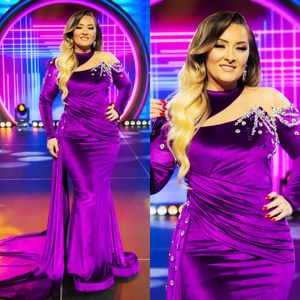 2024 Robes de bal plus violet de taille pour les femmes noires Velvet High Coule Longues manches illusion sirène Robe d'anniversaire décorée pour perles pour les occasions AM972