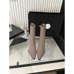 2024 Stivali a punta Balmaiins Lady Boot Stivali Scarpe firmate Calzini da donna Nuovi tacchi alti sottili Maglia versatile elastica corta