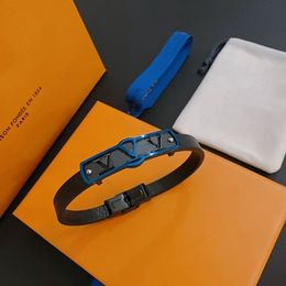 2024 Populaire Designer V Sieraden Zwarte Cattlehide Armbanden Mannen Bedelarmband Voor Vrouwen Draagriem Blauwe Bloem Patroon Stempel Gedrukt mode Geen Doos