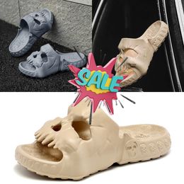 2024 zapatos populares de EVA, sandalias de suela gruesa con pies de Calavera, zapatos de playa de verano en negro y azul para hombre, zapatillas transpirables, talla GAI 40-45