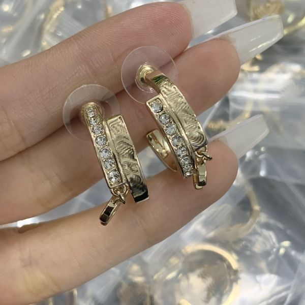 2024 Popular Estilo de moda gota Pendiente canal liso en 18K chapado en oro palabras de plata en forma de C para mujeres regalo de joyería de boda KX11h