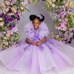 2024 Vestidos de niña de flores púrpura Vestido de comunión Cuello en V Vestidos de bola con gradas Vestido de cumpleaños de reina Apliques de encaje con cuentas para niñas negras africanas NF135