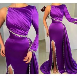 2024 Robes de bal de bal de sirène violette une fente de perle de perle applique satin manches longues robe de soirée OCN Forme 0529