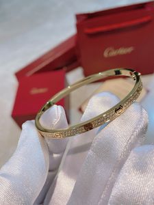 2024 qualité mince édition étroite Rose concepteur femmes diamant haut en forme de V or Sier Bracelet ouvert boîte à bijoux de mariage Q6