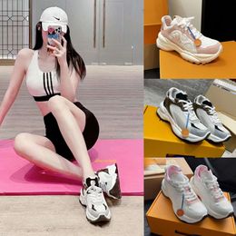 2024 Mujeres Diseñador de zapatillas de lujo Run55 Serie Fashionable Breathable Running Zapatos de goma de goma de goma de goma de goma.