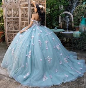 2024 Quinceanera Dresses Light Blue Lace Appliques Off Shoulder Illusion Hand Made Bloemen Butterfly kralen Korte mouwen Plus formaat formeel feest promavond