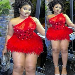 2024 Vestido de graduación de vestidos rojos Cristales con cuentas Feather corta Mini fiesta de bienvenida Cóctel Formal Prom Vestidos de vestidos de dama de honor ZJ009