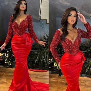 2024 Vestidos de fiesta de sirena con cuentas rojas Cuello en V profundo Manga larga Vestidos de noche plisados hechos a medida Robe De Mariee