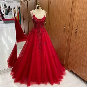 2024 Vestido de noche rojo de celebridades Correas espaguetis Apliques con cuello en v Cuentas de encaje Longitud del piso Tul Mujeres Vestidos de fiesta formales Robe De Soiree