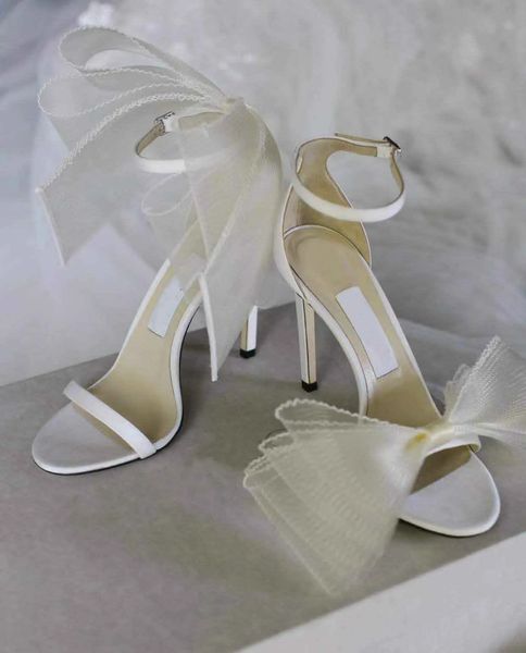 2024 Romantique Aveline Lace Up Gladiator Sandales Chaussures pour robe de mariée Bow Femmes Averly Pompes élégantes Marques de luxe Lady Talons hauts