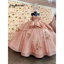 2024 Rose Gold Quinceanera jurk baljurk van de schouderbloemen Appliques Beading Pageant Sweet 15 Party Wear Custom