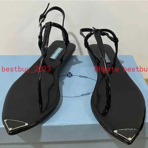 2024 Sandales Sandales de plage en métal noir Célèbres sandales de créateurs de luxe Femmes Appartements Sandale Haute Qualité Mode Polyvalent Taille35-41