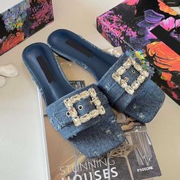 2024 Sandalen Designer Fashion Slippers Dames Slippers Rhinestone Denim Flat Bottom Slippers voet kussen Sheepskin Metal Buckle Summer Damesschoenen 35-43-1 D8