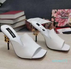 2024 Sandalias Zapatos de mujer Pombas de cuero aderezo de cuero con D Barroco Sculped Heel