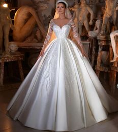 2024 Robes de mariée princesse en satin Perles à paillettes en V