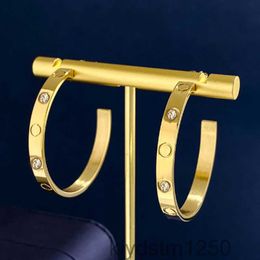 2024 Senior Designer Gold Diamond Stud Boucles d'oreilles en acier titane 18 carats Amour pour les femmes Exquise Mode simple avec sac un cadeau surprise QH7T