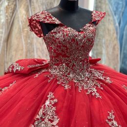 2024 Robes de Quinceanera rouge foncé sexy robe de bal hors épaule dentelle d'or appliques perles de cristal gonflé corset dos avec arc volants robe de soirée robes de soirée de bal