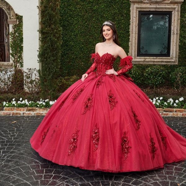 2024 Robes de Quinceanera rouge foncé sexy robe de bal épaule dentelle appliques manches longues perles de cristal plume robe de soirée gonflée robes de soirée avec arc