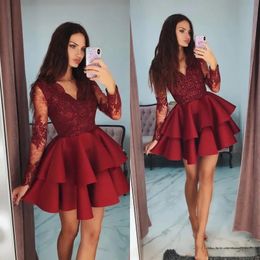 2024 Sexy Mini Short Homecoming Robes Chic Vneck appliquée en dentelle robe de bal volants