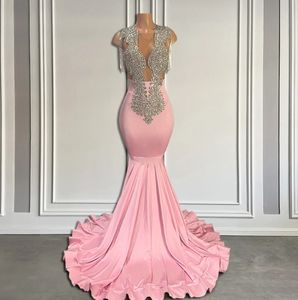 2024 Sexy roze zeemeermin avondjurken dragen juweel nek illusie zilveren kristallen kralen mouwloze pure achterkant formele prom -jurk feestjurken plus maat