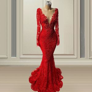 2024 Robes de soirée rouge sexy porte la sirène Deep V couche manches longues illusion en dentelle en dentelle Perles en cristal transparent Back Robe de bal formelle robes de fête plus taille