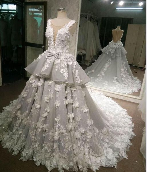 2024 Robes de Quinceanera argentées sexy robe de bal bijou cou illusion dentelle blanche appliques perles de cristal fleurs bouton bouffant dos arc robe de soirée robes de soirée de bal