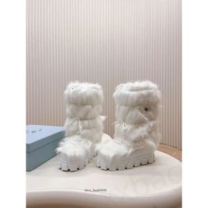 2024 Shearling Apres-ski Botas de lujo Letra P Luna Bota de nieve Placa Tobillo Esquí Resbalón Diseñador redondo Zapatos con cordones Cordones elevados 1U030N laque