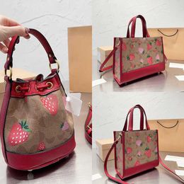 2024 Sac à bandoulière Sacs de créateurs à bandoulière Sac à main Femmes Elegant Strawberry Leather Backet Back Botes de plage Lady Purse 230223