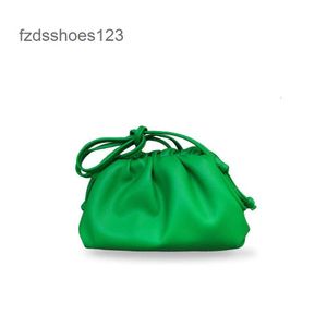 2024 Sacs à bandoulières Sac de créateur de cassettes classiques Small Venetas Nouveau clip plissé Sême style Femmes Single Souche Crossbody Bottegs Lames6swo