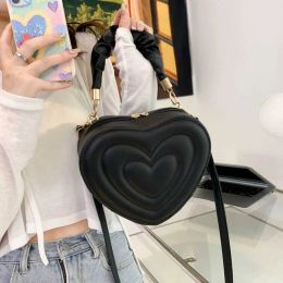 2024 Bolsos de hombro Bolsos de corazón Trendyol Invierno Bolsos de estilo Corea para mujeres Color sólido Color sólido PU Monedero de cuero