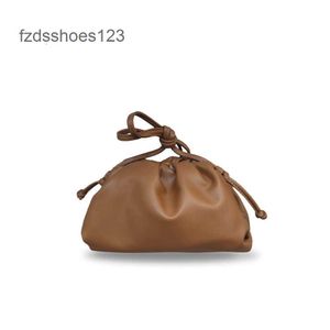 2024 Épaule Venetas Clip Handheld Pouche Small Dames Nouveaux sacs plissés Même style Classic Femmes Single Cassette Crossbody Bottegs Designer Bag4A0N