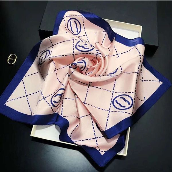 2024 Silk Head for Women Summer Luxurious Scarf High End Classic Lettre Modèle Designer Swarves Gift Facile To Match Soft Touch 70 * 70cm 77VV