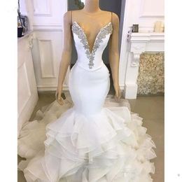 2024 Robes de mariée de sirène arabe sexy sexy Deep V Couc Crystal Organza Couffures à plusieurs niveaux de chapelle Formal