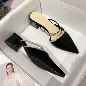 2024 diapositives glissades Sandales rose noire nue blanche Chaussures pour femmes extérieures éraflures d'été taille34-39 gai