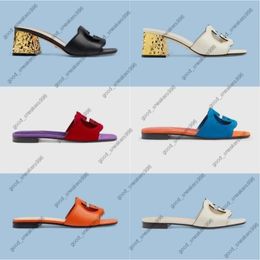 2024 Slipper Luxury Designer Leather Ladies Sandales Summer Summer Fashion Fashion Daily Life Beach Femmes Pantoufles Lettre Drag 35-42