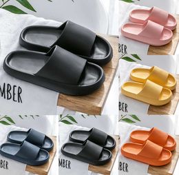 2024 Slippers for Men Femmes Couleurs solides Hots Low Soft Blacks White Silver Multi Walking Mens Womens Chaussures Trainers Gai 55