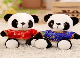 2024 Kleine Rode Tang Kostuum 18cm Knuffel Zwart-witte Jurk Panda Pop Cadeau