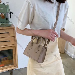 2024 Small Square Sac Nouveau sac à main rétro populaire Corougle littéraire Messenger Messenger Bag Mini One épaule Crossbody Bag 10a